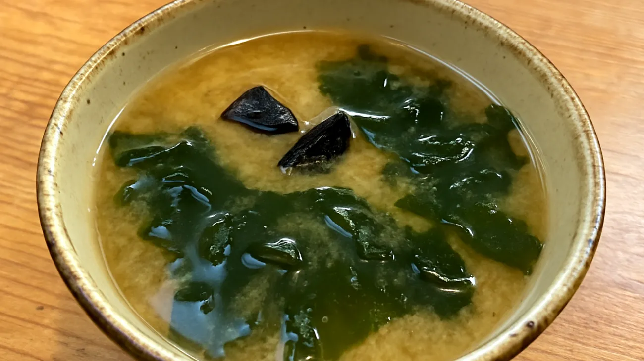 Miso-Suppe mit Wakame-Algen und fermentiertem schwarzem Knoblauch"