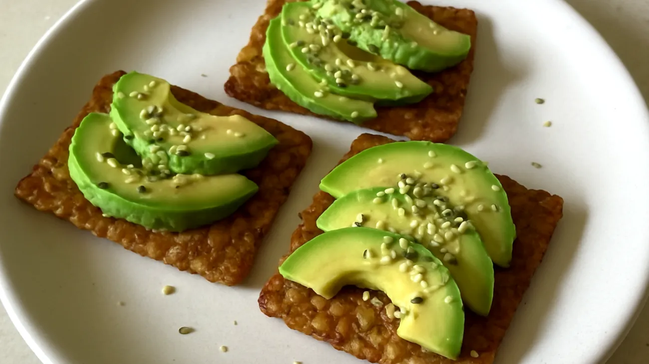 Tempeh-Cracker mit Avocado und Hanfsamen"