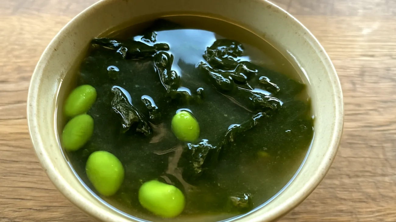 Miso-Suppe mit Wakame-Algen und Edamame"